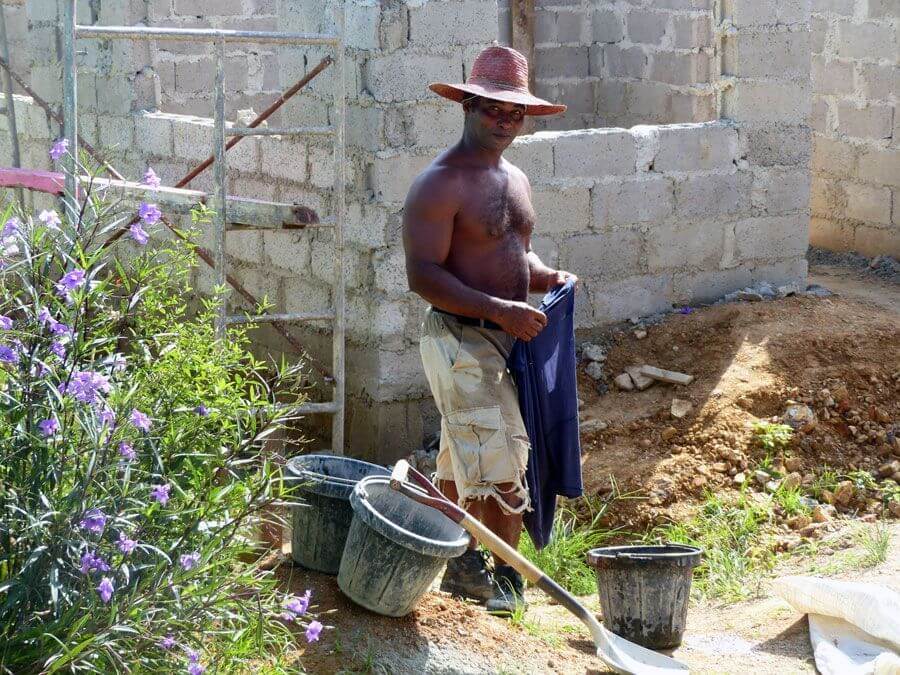 hombre cubano con sombrero trabajando, descansando de la obra